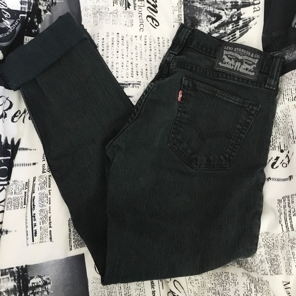 Black straight legged, mid rise levi jeans